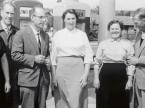 Die Gebrüder Hutter mit ihren Gattinnen vor der Tankstelle (1950er Jahre)