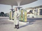 Hans Hutter an der Tankstelle (1952)